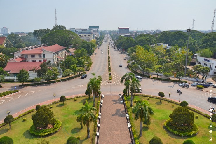 Patuxai - Vista para Avenida