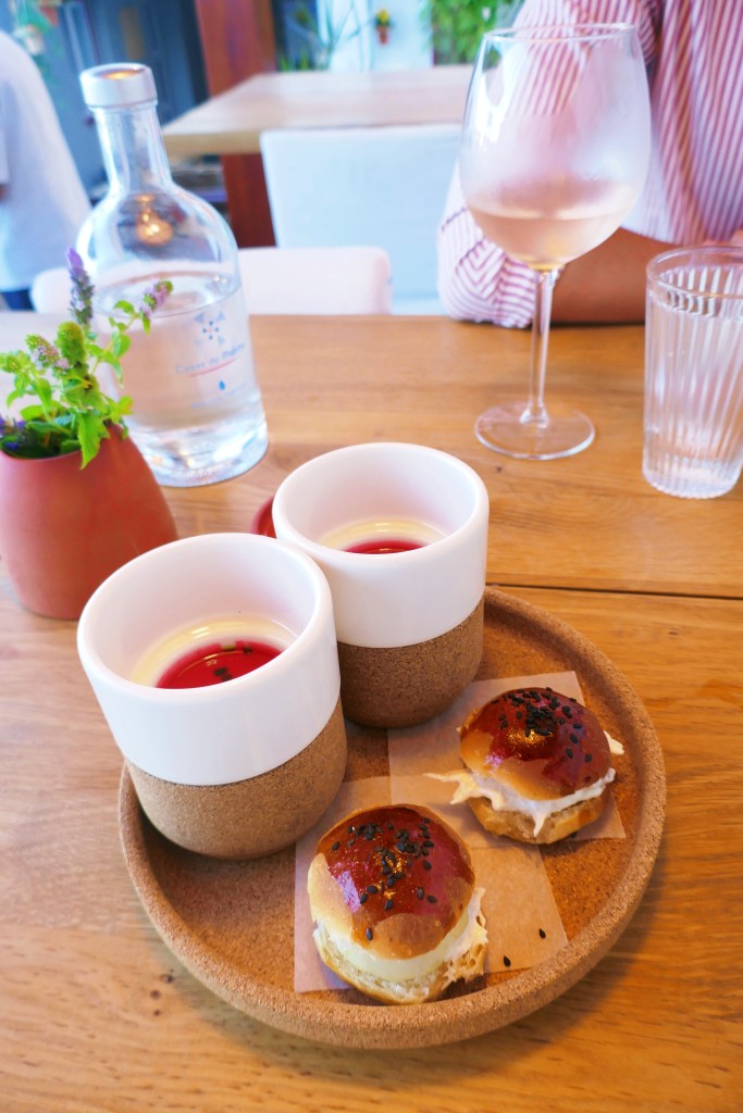 Gaspacho de melancia e beterraba com mini hambúrgueres de corvina
