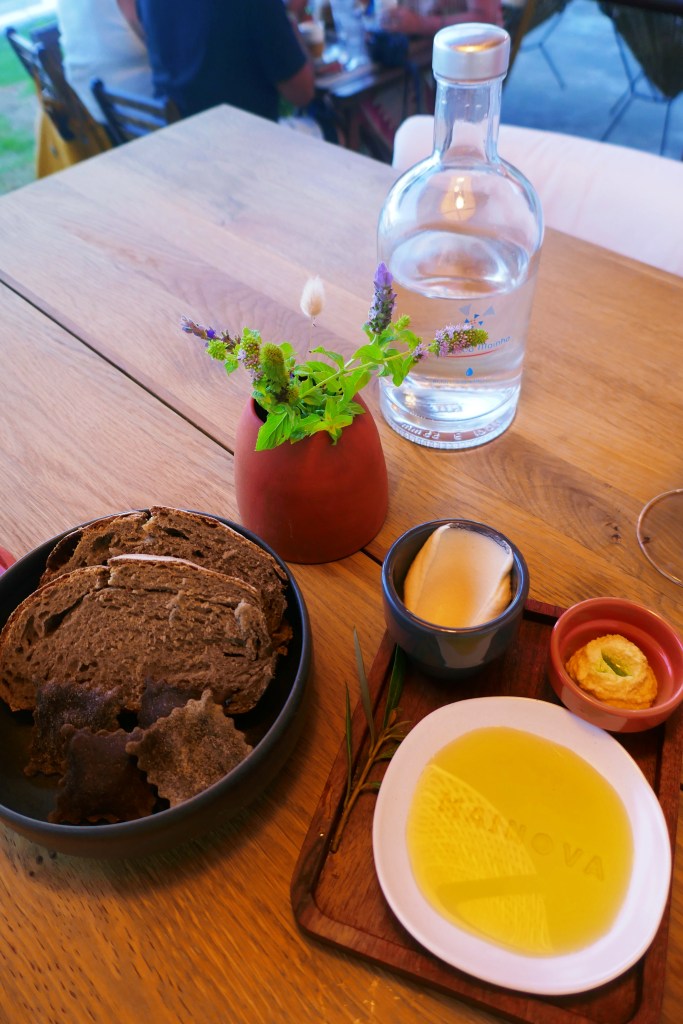 Pão e tostinhas de alfarroba, com azeite, pasta de aipo e de tremoço