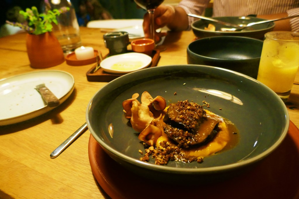 Novilho com puré de abóbora, chips de cherovia e amêndoa