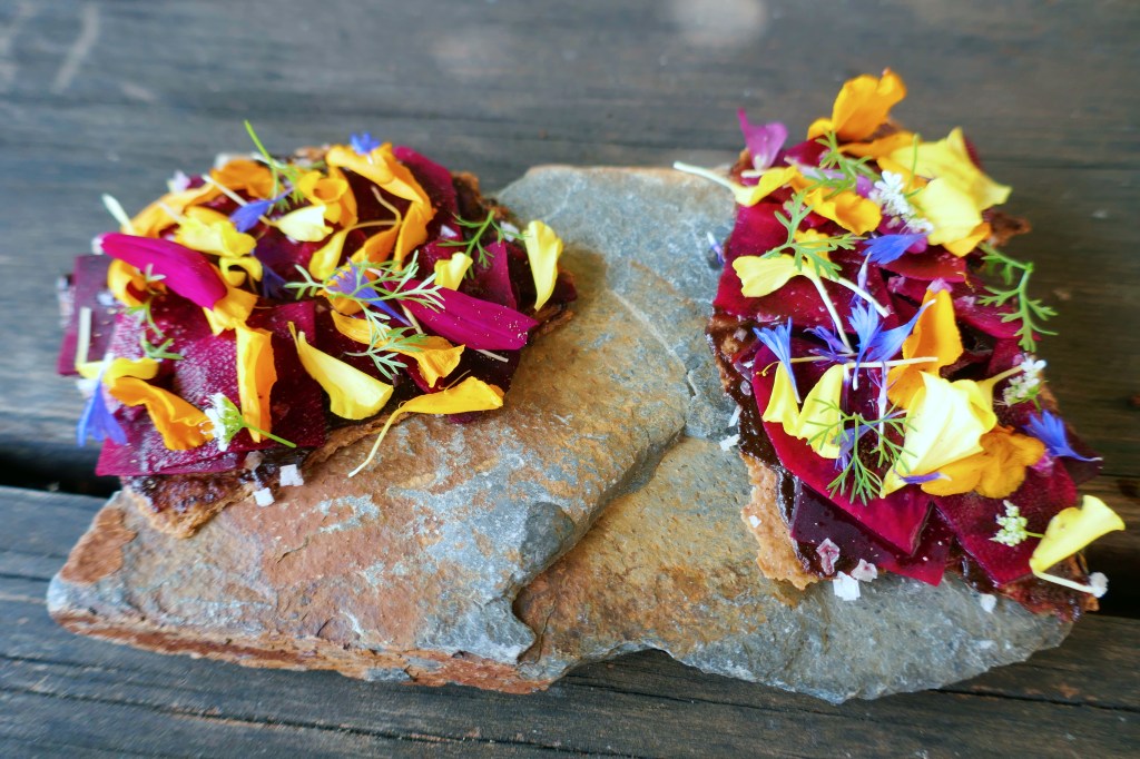 Torrada de beterraba e flores, Herdade do Esporão, Alentejo, Portugal
