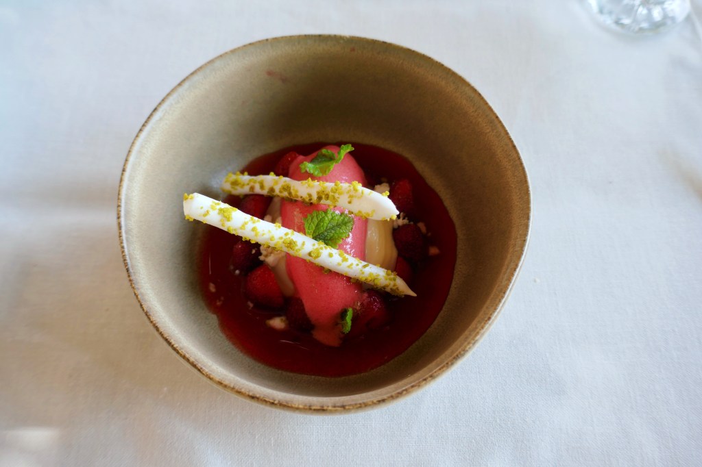 Morango, requeijão de ovelha, hortelã da ribeira, Herdade do Esporão, Alentejo, Portugal